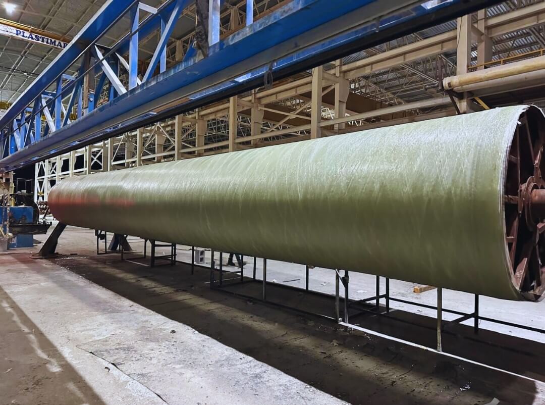 Cilindro FRP de gran diámetro siendo fabricado por filament winding sobre un mandril rotativo en la planta de Plastimarmol